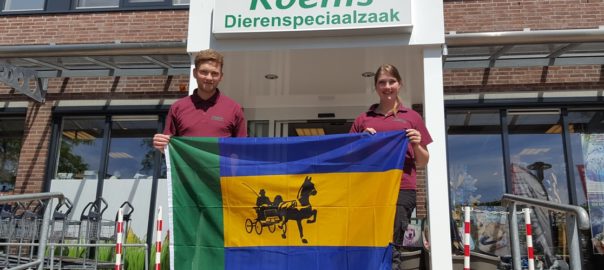 Koenis Spanbroek verkoopt de vlag van Landbouwshow Opmeer
